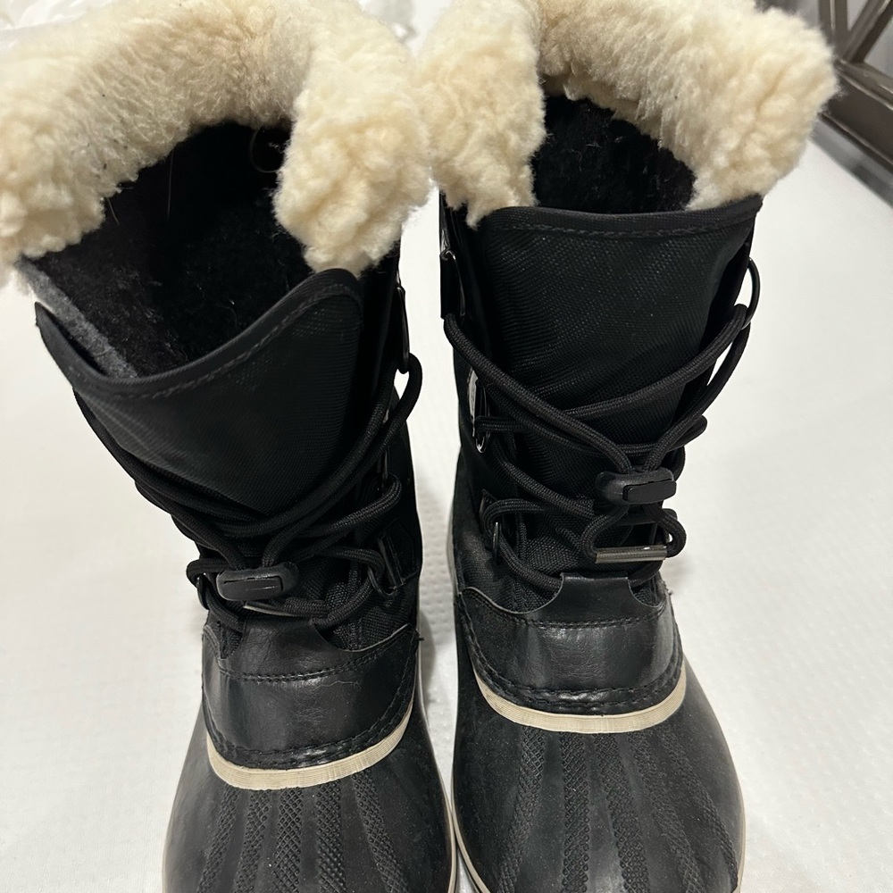 Size 6 Sorels. Perfect for snow days! Good condition. Worn during two ski trips.